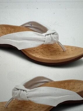 Vionic Pippa White thong flip flop Sandals Sz 7 soft leather orthopedic knot